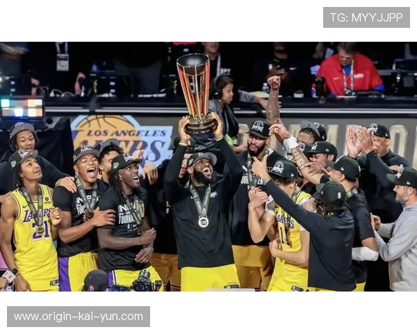 湖人队追逐季后赛梦，拼劲十足，湖人主场时隔8年再迎季后赛